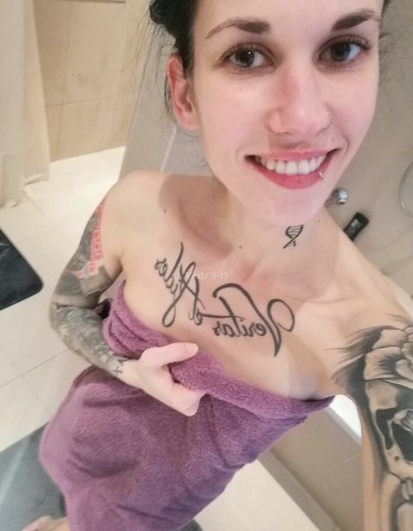 Naakte gelekte OnlyFans-foto van Skinnybitch