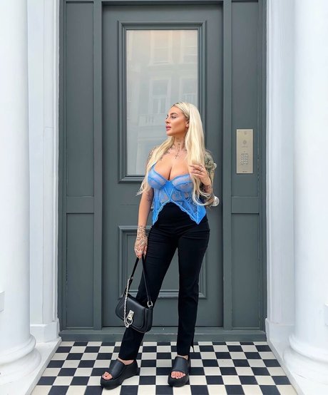 Naakte gelekte OnlyFans-foto van Angelika Kramer
