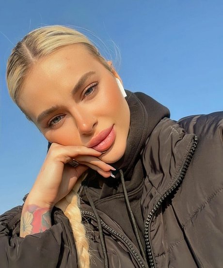 Naakte gelekte OnlyFans-foto van Angelika Kramer