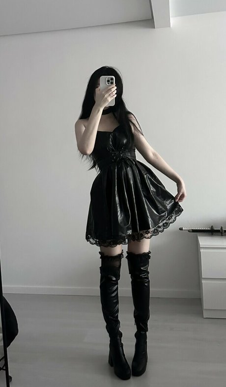 Naakte gelekte OnlyFans-foto van Morphilina