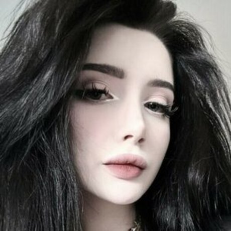 Naakte gelekte OnlyFans-foto van Morphilina
