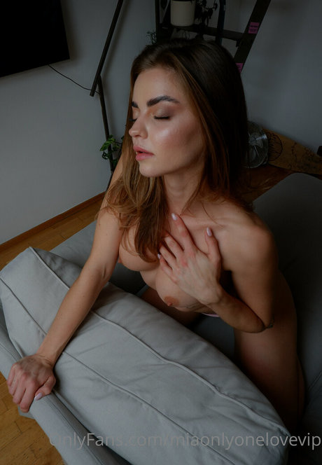 Naakte gelekte OnlyFans-foto van Miaonlyonelovevip