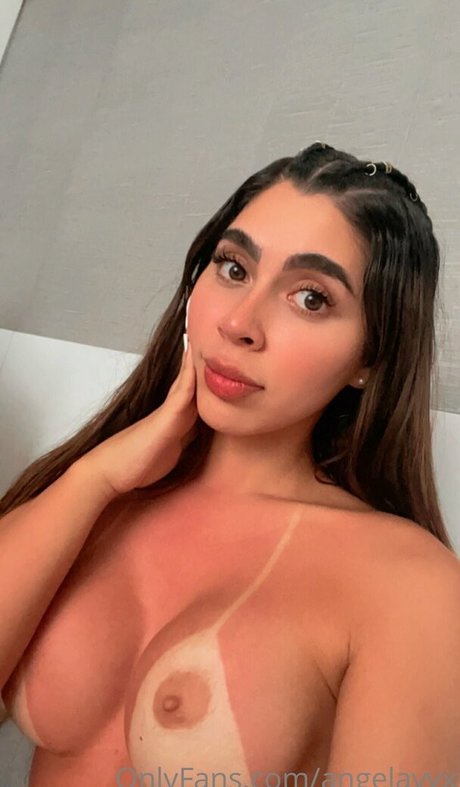 Naakte gelekte OnlyFans-foto van Angela Vera