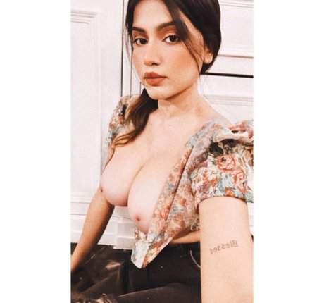 Naakte gelekte OnlyFans-foto van Nidhi Chaudhary