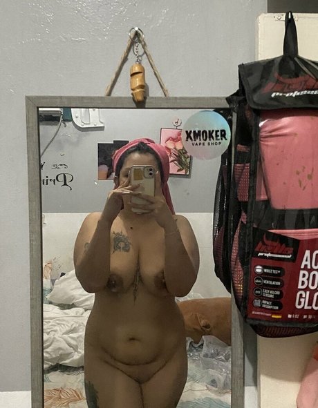 Naakte gelekte OnlyFans-foto van Curvypinaymilf