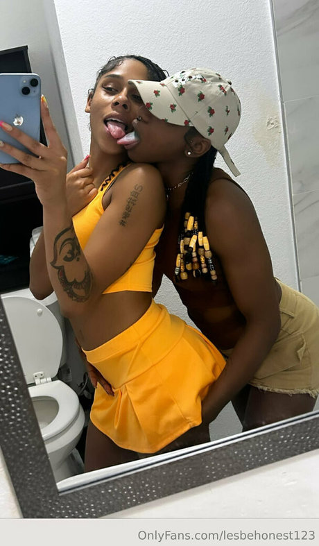 Naakte gelekte OnlyFans-foto van Lesbehonest123