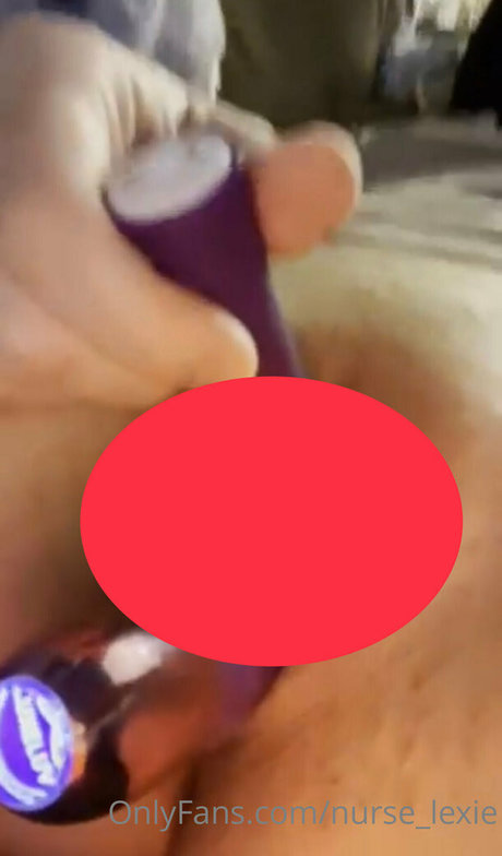 Naakte gelekte OnlyFans-foto van Nurselexie