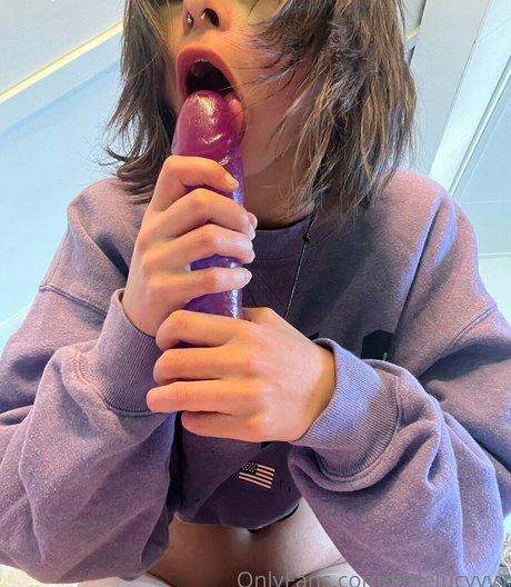 Naakte gelekte OnlyFans-foto van Littlelucyyyy