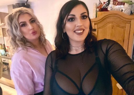 Naakte gelekte OnlyFans-foto van Eva Elizabeth