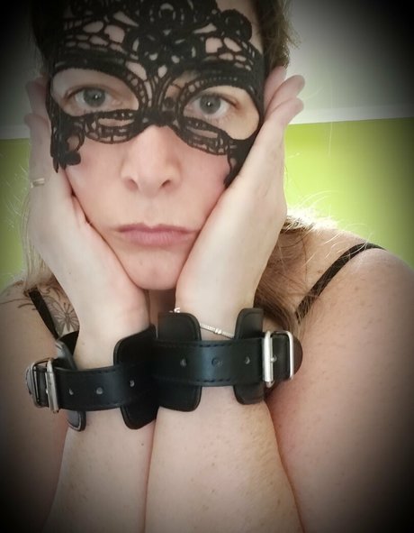 Naakte gelekte OnlyFans-foto van Aniwan