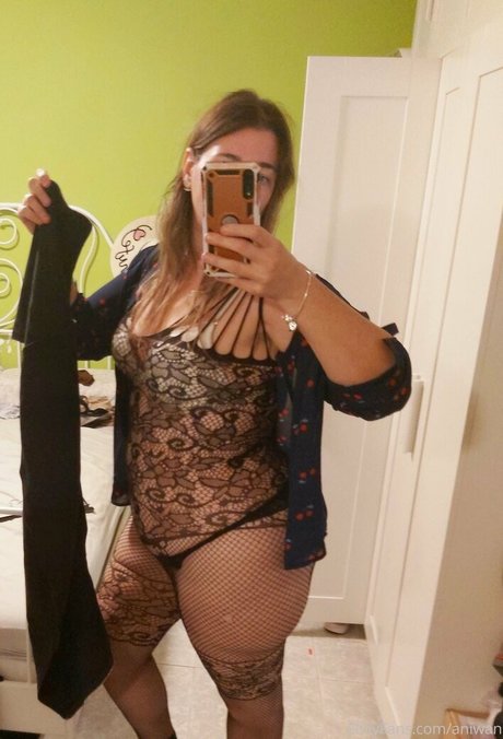 Naakte gelekte OnlyFans-foto van Aniwan