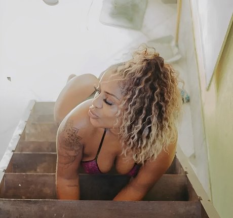 Naakte gelekte OnlyFans-foto van Cariucha