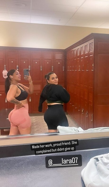 Naakte gelekte OnlyFans-foto van Janibelb