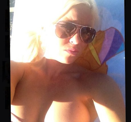 Naakte gelekte OnlyFans-foto van Dana Brooke