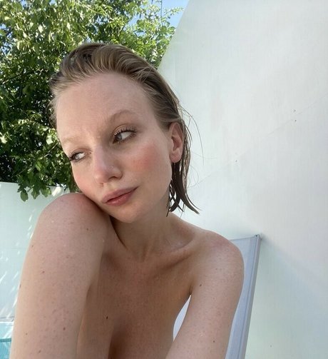 Naakte gelekte OnlyFans-foto van Annie Kinshova