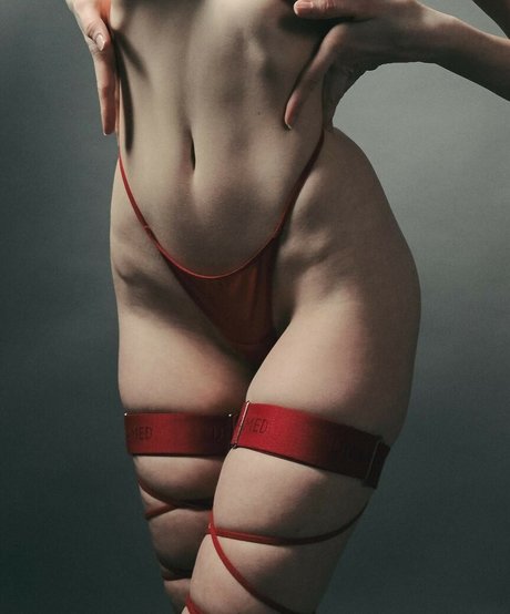 Naakte gelekte OnlyFans-foto van Annie Kinshova