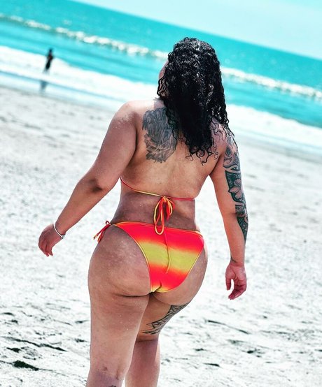 Naakte gelekte OnlyFans-foto van Aj Perry