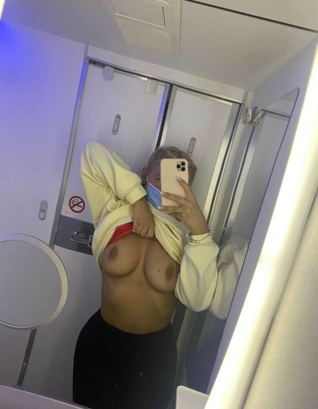 Naakte gelekte OnlyFans-foto van Miss Holly