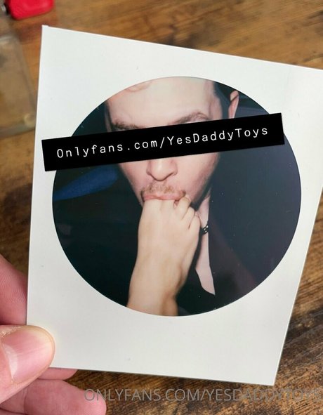 Naakte gelekte OnlyFans-foto van Yesdaddytoys