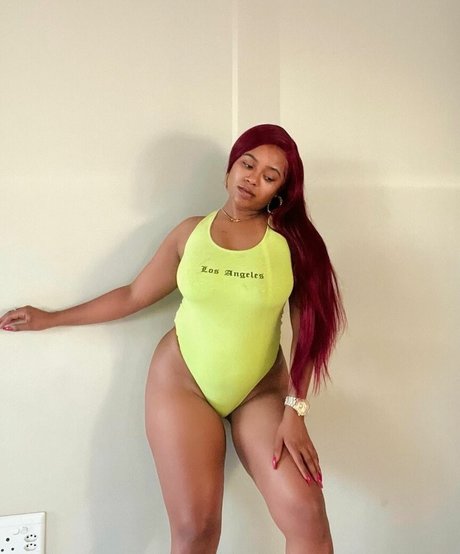 Naakte gelekte OnlyFans-foto van Bella Batista