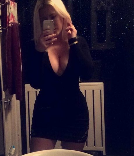 Naakte gelekte OnlyFans-foto van Bethany Koko