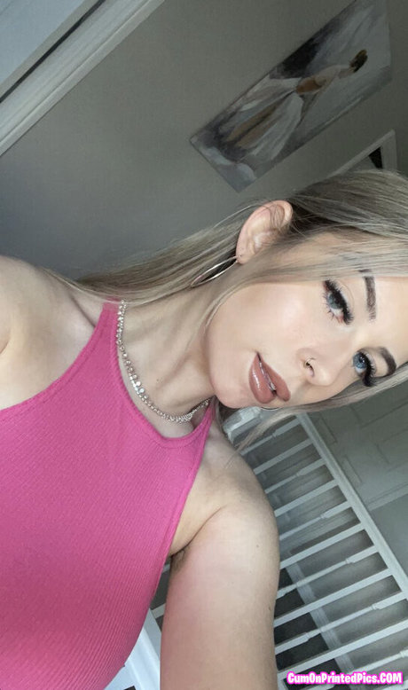 Naakte gelekte OnlyFans-foto van Lucy Scales