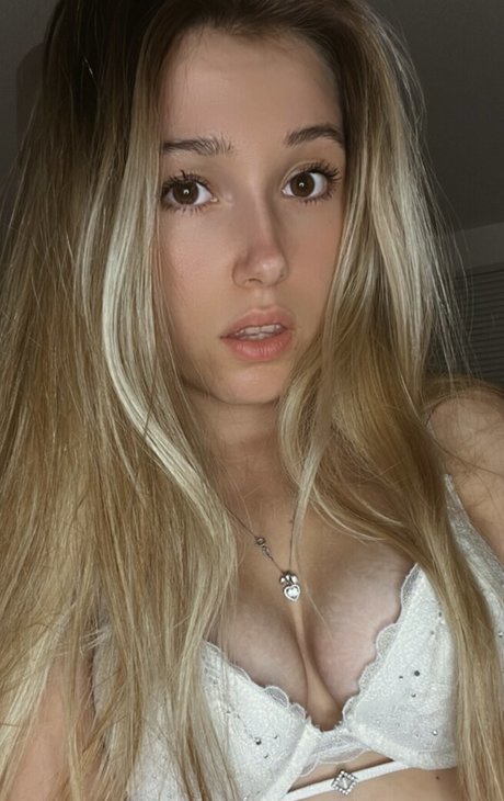 Naakte gelekte OnlyFans-foto van Elleperrii