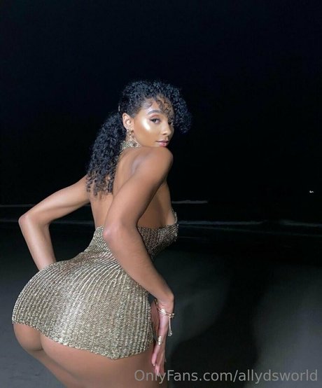 Naakte gelekte OnlyFans-foto van Allydsworld