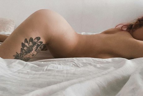Naakte gelekte OnlyFans-foto van Roeschach