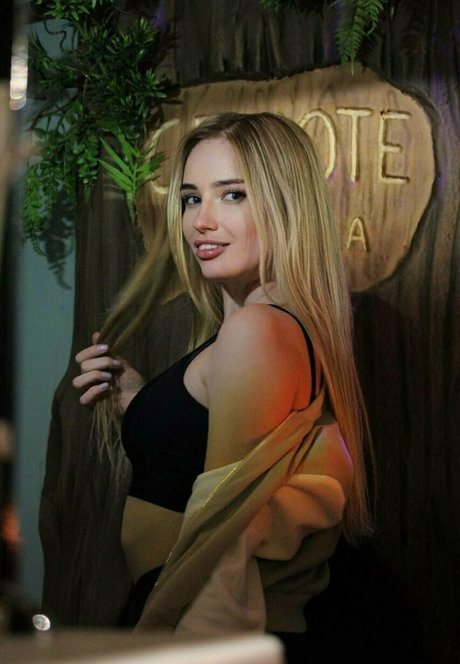 Naakte gelekte OnlyFans-foto van Santase