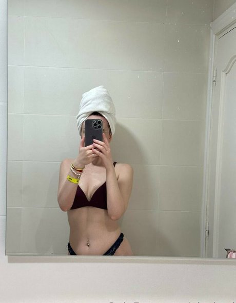 Naakte gelekte OnlyFans-foto van Elyshuri