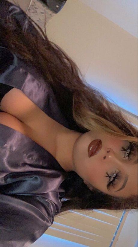 Naakte gelekte OnlyFans-foto van Spicyymamiana