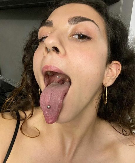 Naakte gelekte OnlyFans-foto van Long Tongue Fetish