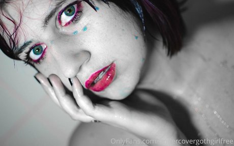 Naakte gelekte OnlyFans-foto van Undercovergothgirlfree