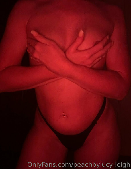 Naakte gelekte OnlyFans-foto van Peachbylucyleigh