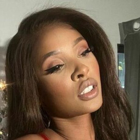Naakte gelekte OnlyFans-foto van Dark Phoenix