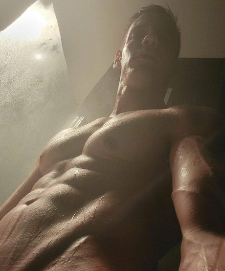 Naakte gelekte OnlyFans-foto van Johnfitness91free
