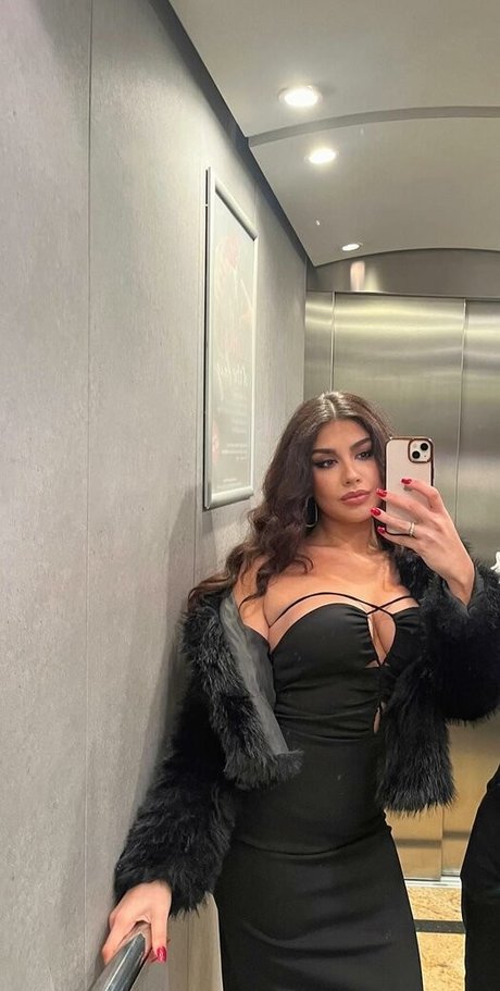 Naakte gelekte OnlyFans-foto van Vanessa Zachariadi