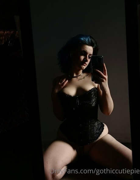 Naakte gelekte OnlyFans-foto van Gothiccutiepie