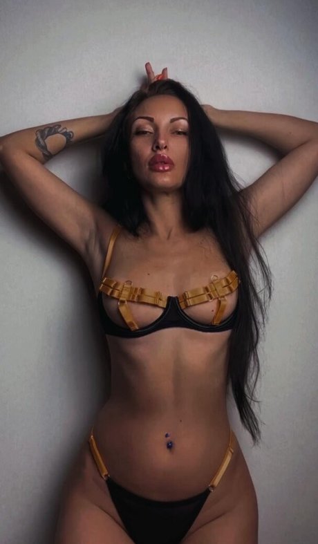 Naakte gelekte OnlyFans-foto van Tamila Flirt Couture