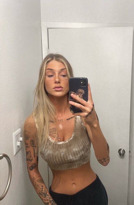 Naakte gelekte OnlyFans-foto van Ryrenee
