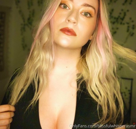 Naakte gelekte OnlyFans-foto van Blissfulwhisperasmr