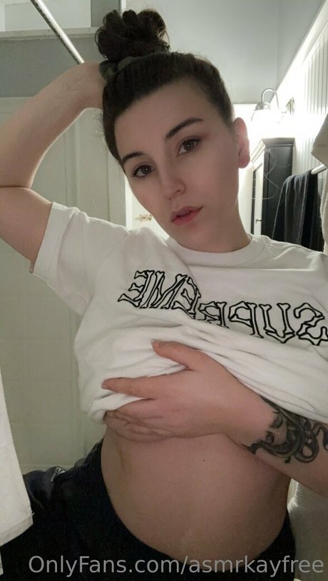 Naakte gelekte OnlyFans-foto van Asmrkayfree