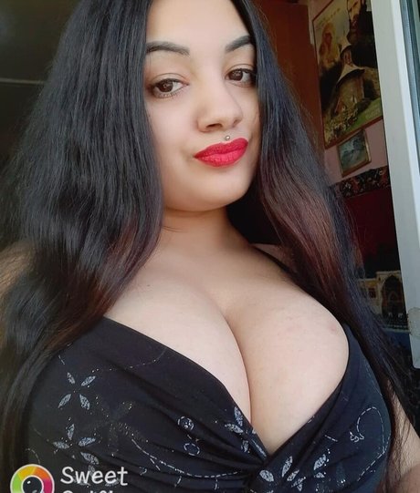 Naakte gelekte OnlyFans-foto van Ionela Madalina