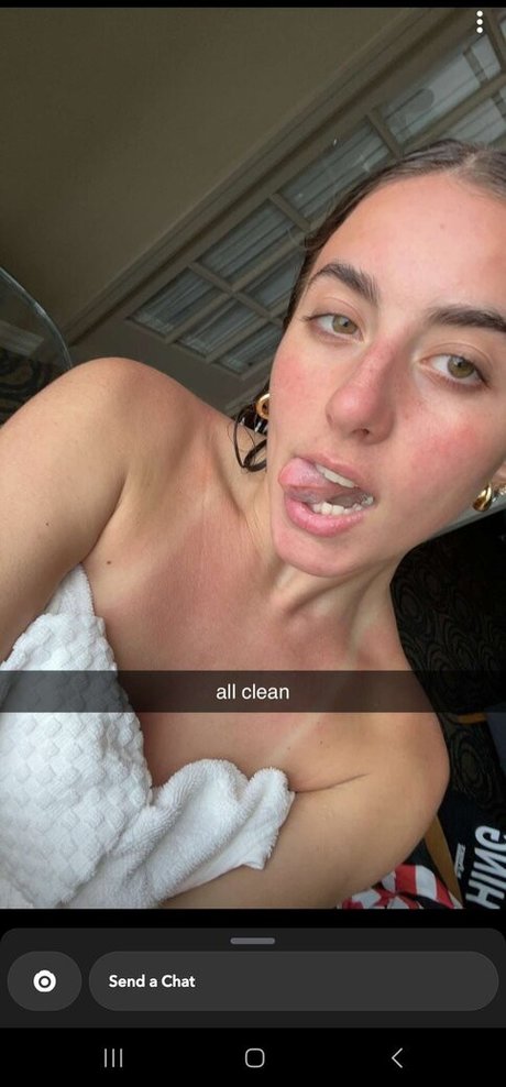 Naakte gelekte OnlyFans-foto van Gianina Paolantonio