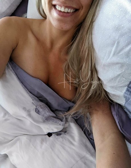 Naakte gelekte OnlyFans-foto van Hotyoga