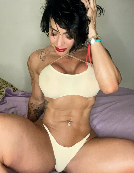 Naakte gelekte OnlyFans-foto van Mara Oliveira