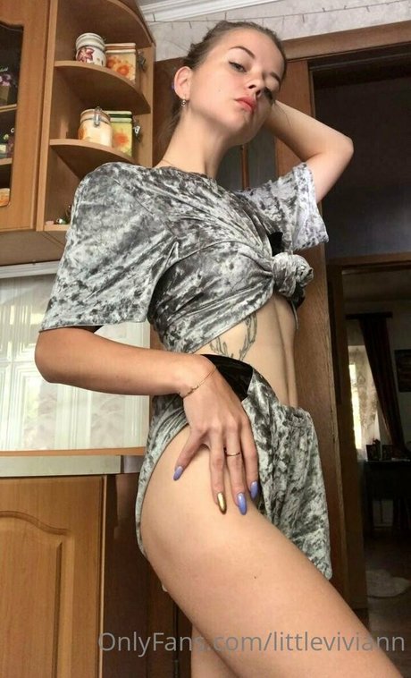 Naakte gelekte OnlyFans-foto van Littleviviann