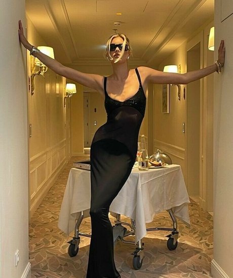 Naakte gelekte OnlyFans-foto van Elsa Hosk