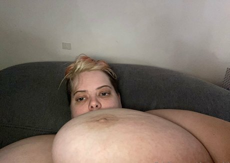Naakte gelekte OnlyFans-foto van Doctorsybil